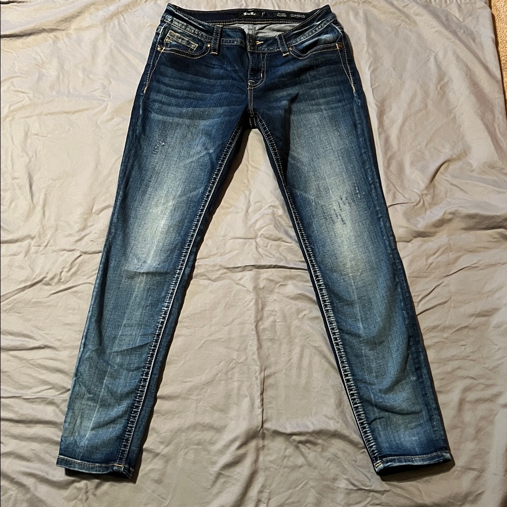 EUC Miss Me mid-rise, easy, skinny jeans. Sz. 27 L 31. Great cond.